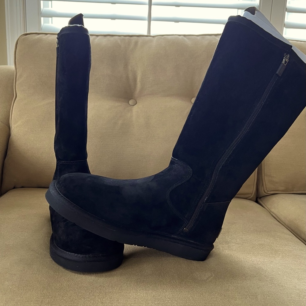 UGG AUSTRALIA, TALL SUMNER, BLACK BOOTS W/ ZIPPER, BRAND NEW IN BOX, SIZE 9.